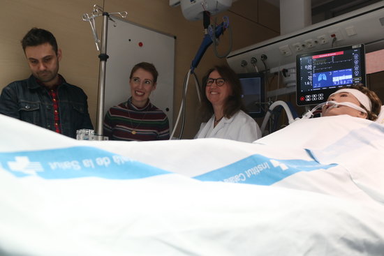 Audrey (center) survived a 6-hour long heart arrest thanks to the ECMO technology used by health professionals at the Vall d'Hebron hospital (by Elisenda Rosanas)